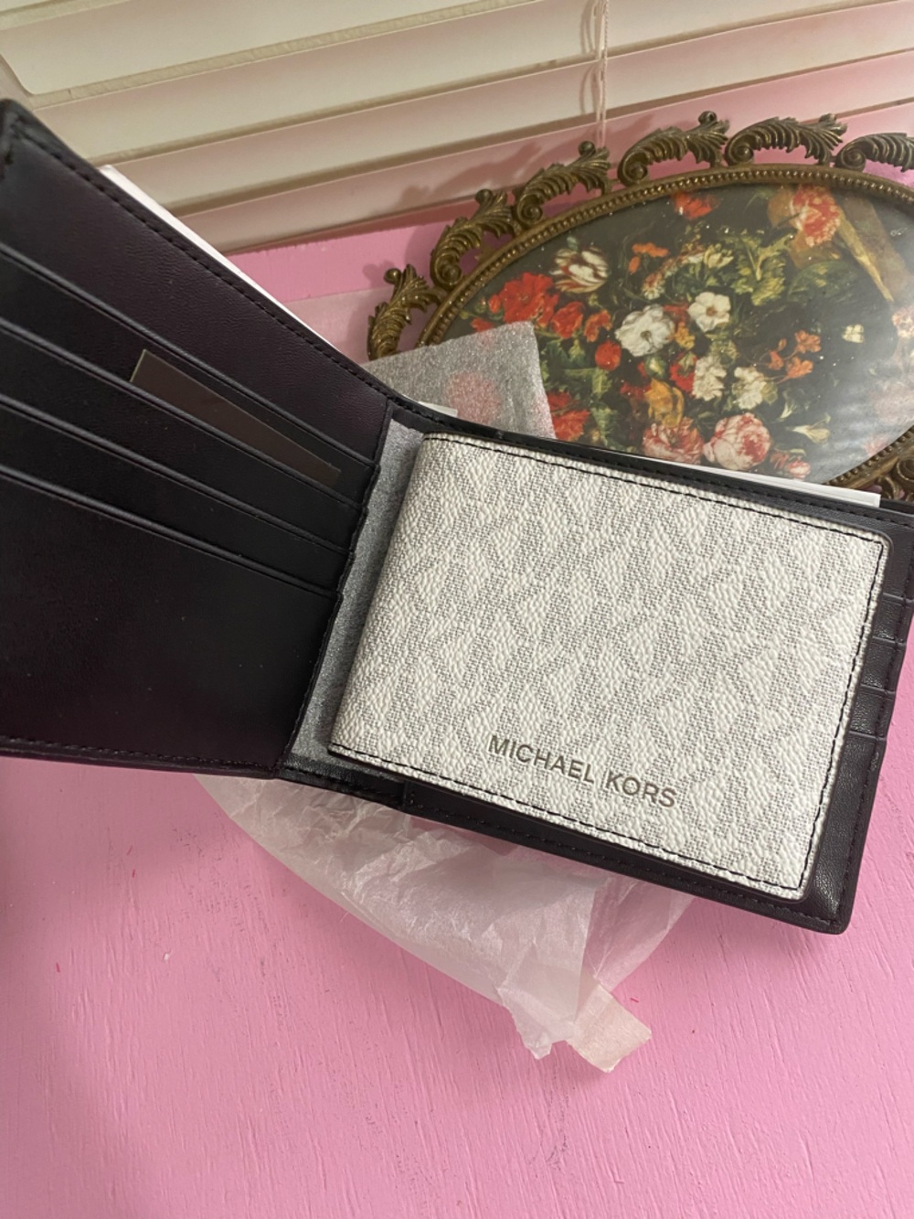 Michael Kors Men’s White  Wallet - Picture 3 of 6